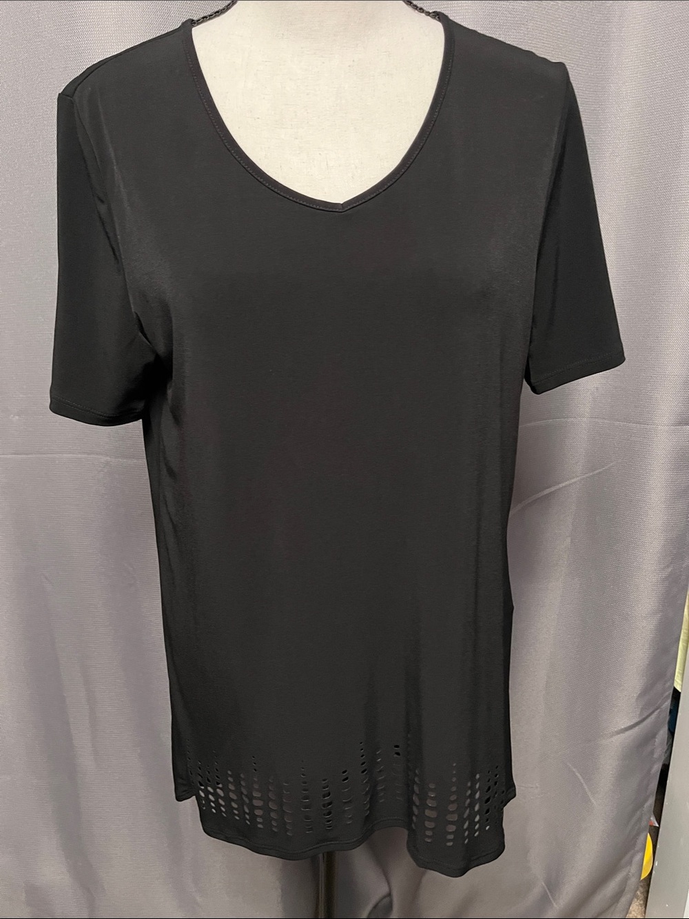Chico's Black V-Neck Short Sleeve Top with Laser-Cut Hem
